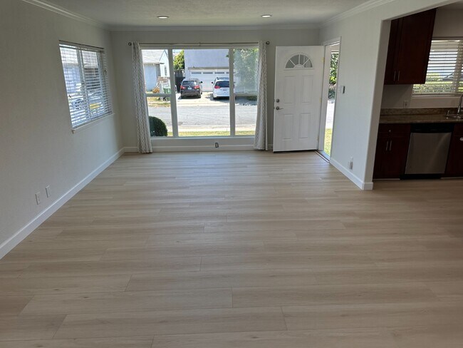 Foto del edificio - Bright 3BR Home with Central AC, Attached ...