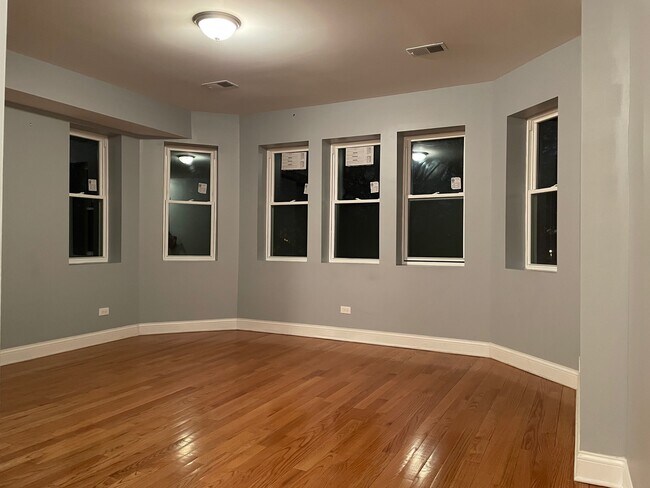 Living Room - 7601 S East End Ave