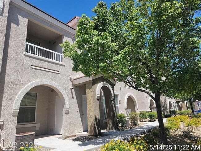 Foto del edificio - POPULAR FLOORPLAN IN A DESIREABLE GATED CO...
