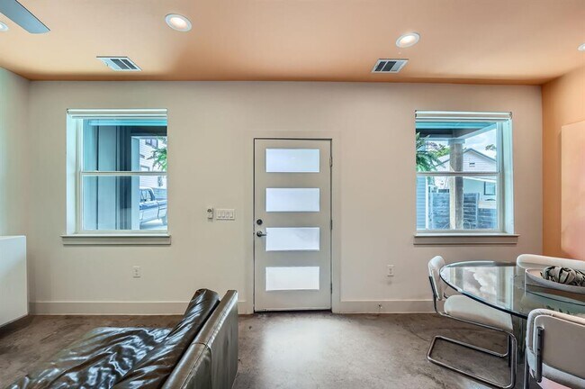 Foto del edificio - 7311 Providence Ave