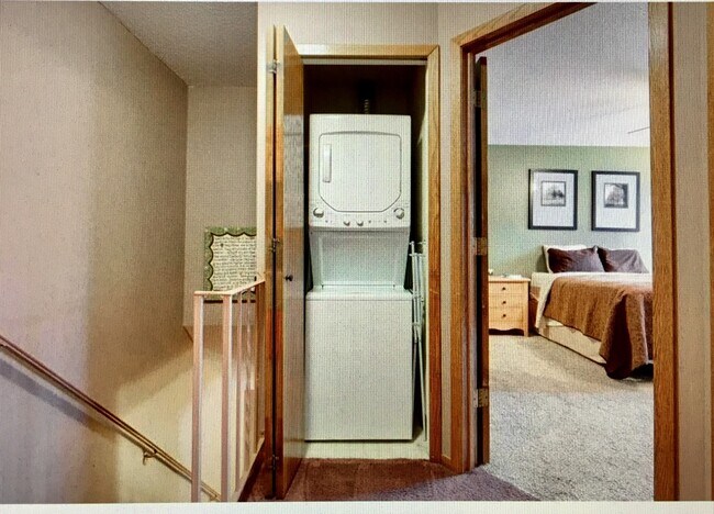 Lavandería en la planta superior, junto al dormitorio principal. - 3985 Parkridge Dr