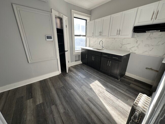 Building Photo - 84 Romaine Ave