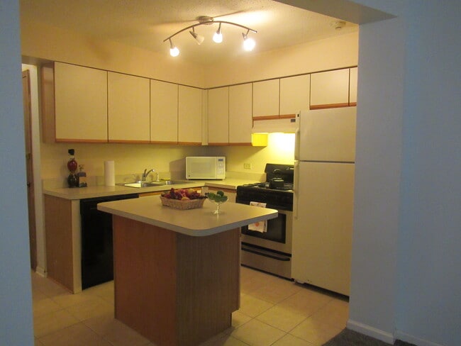 Building Photo - 9 Cedar Ct