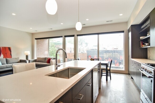 Foto del edificio - 2742 N Lincoln Ave