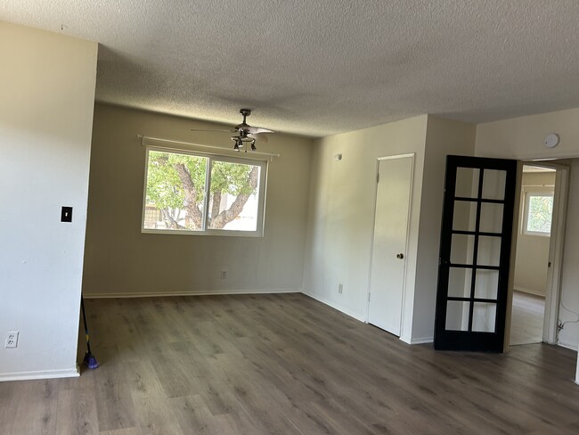 dining area - 1020 W Angeleno Ave