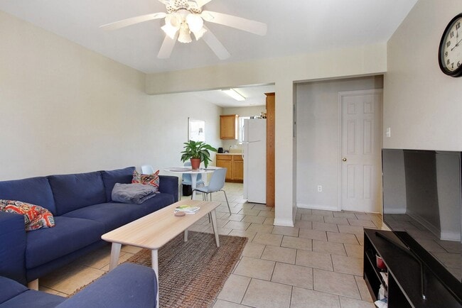 Building Photo - 2BD/1BA Apartment, Gated complex