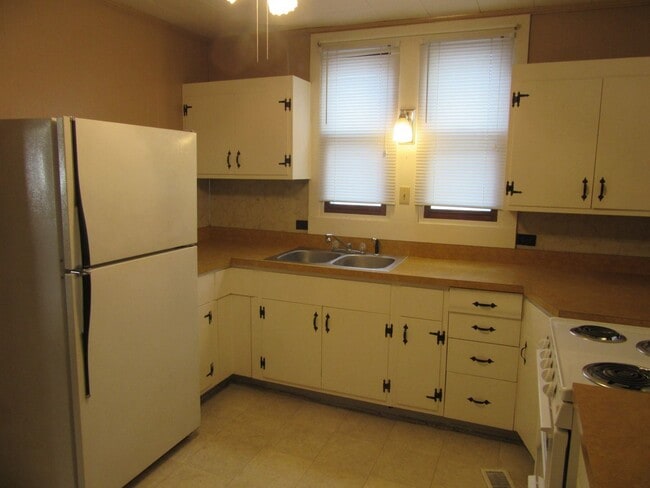 Building Photo - 2 br, 1 bath House - 415 Barton St