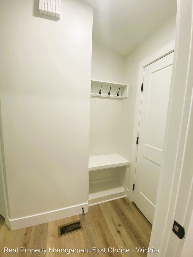 Foto del edificio - 5 br, 3 bath House - 810 S. Hedgewood St.