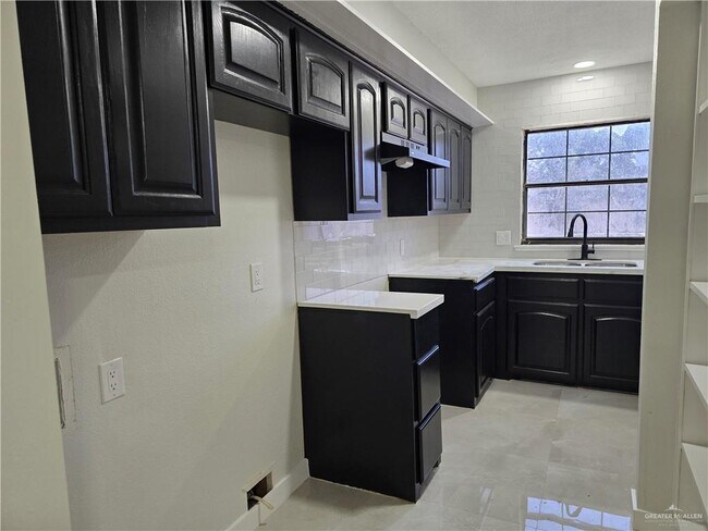 Building Photo - 16 Tori Ln