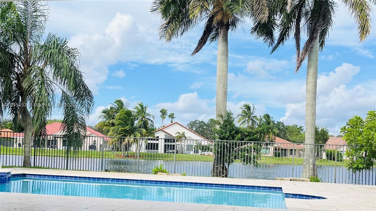 Foto del edificio - 1243 Manor Dr S