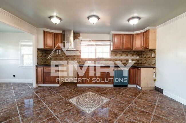 Building Photo - 2 Bed 1 Bath House in Lynwood Parking Incl...