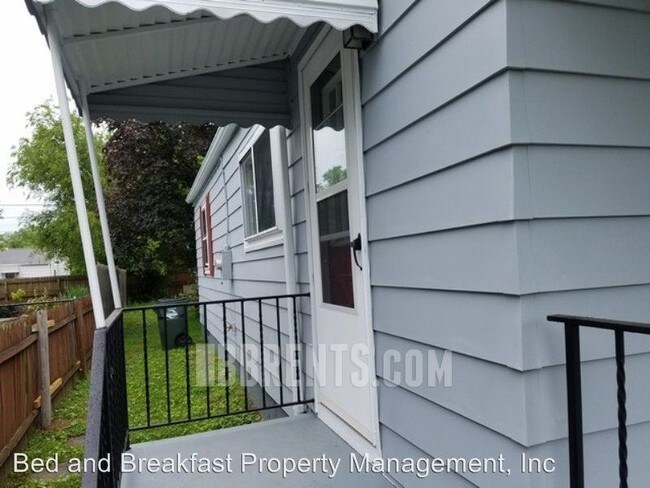 Building Photo - 1096 Corwin Ave