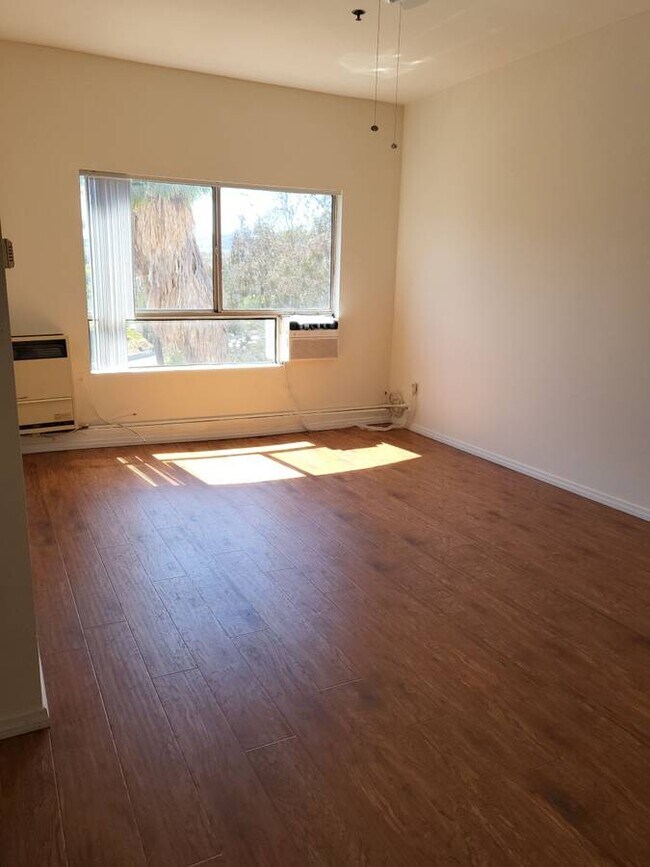 Foto del edificio - 5738 Carlton Way