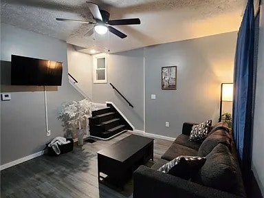 Building Photo - 639 Bell St