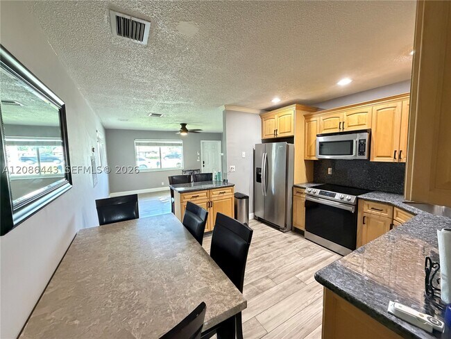 Foto del edificio - 2702 NW 53rd St