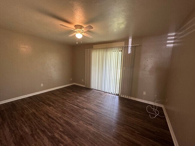 Foto del edificio - Downstairs unit NO CARPET ON GOLF COURSE!!!