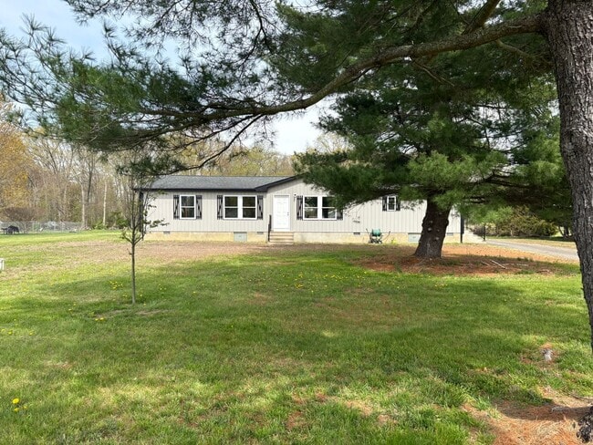 Building Photo - Stylish 3-Bed Home with Large Yard & Open ...