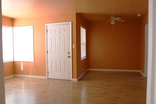 Foto del edificio - 2745 Rollingwood Dr