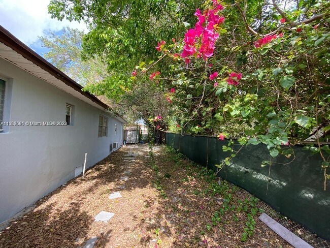 Foto del edificio - 1319 NW 68th St