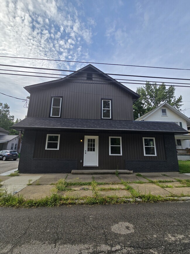 Building Photo - 817 E Bowman St