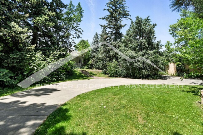 Building Photo - Charming Home with Washer/Dryer and Centra...