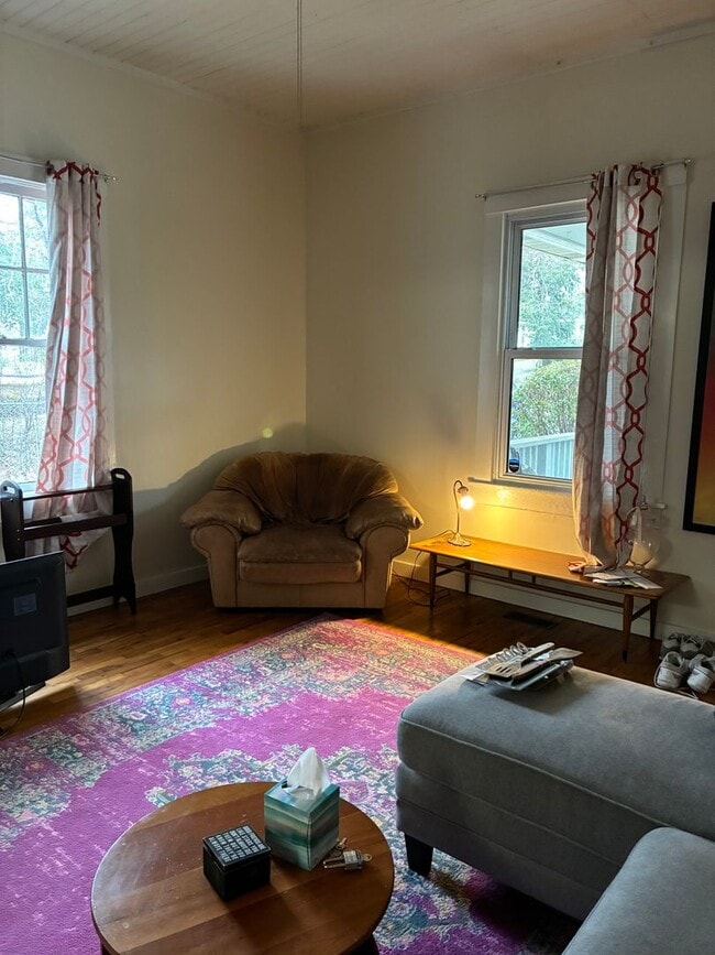 Building Photo - 3 Bedroom home near downtown and campus.