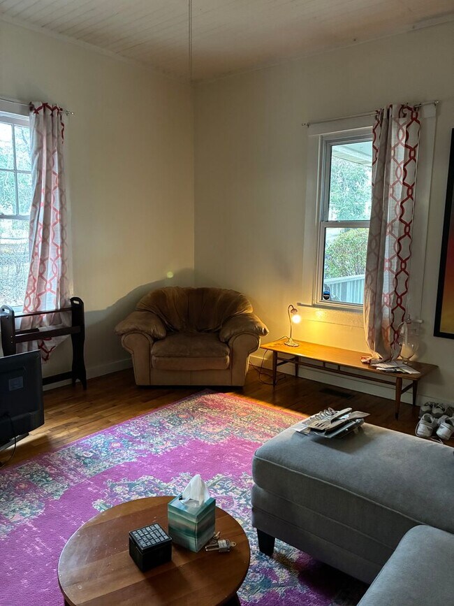 Foto del edificio - 3 Bedroom home near downtown and campus.