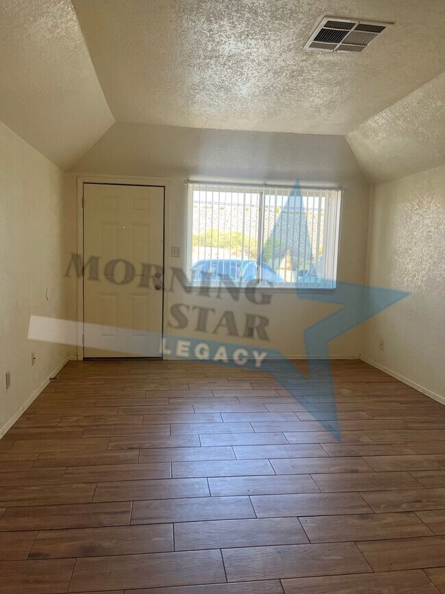 Building Photo - Affordable and convenient! 2 bed, 1 bath w...