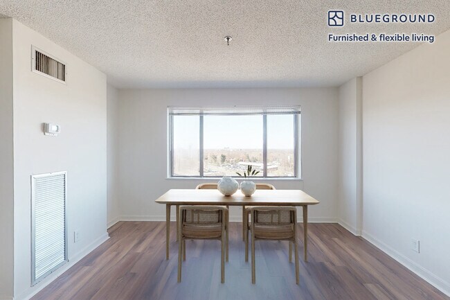 Building Photo - 2251 Pimmit Dr