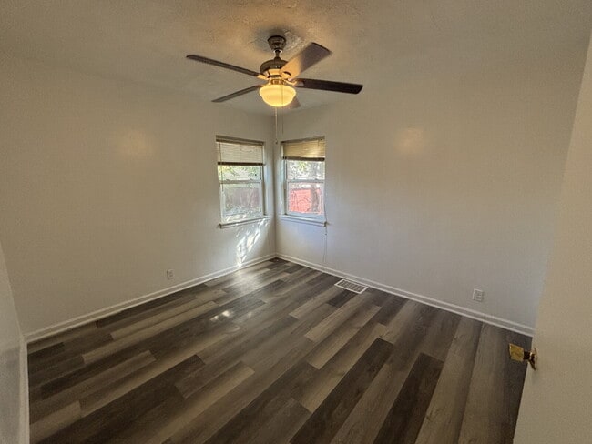 Foto del edificio - Charming 4-Bed Home in Tarrytown!