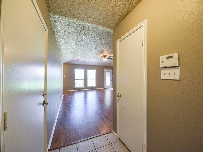 Building Photo - 9 Straight Creek Ct