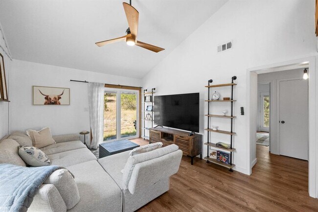 Foto del edificio - 650 Springlake Dr