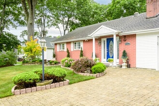 Building Photo - 92 Grove Beach Rd S
