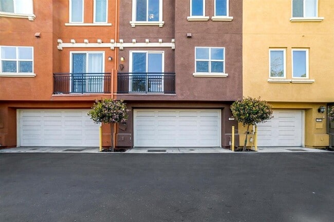 Building Photo - 353 Esfahan Ct