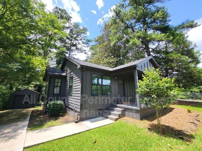 Building Photo - 2107 Pinehurst Dr