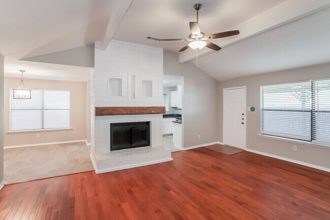 Building Photo - 216 Lantana Dr