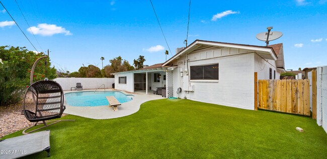 Foto del edificio - 8631 E Jackrabbit Rd