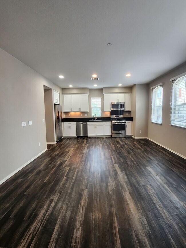 Foto del edificio - Gorgeous two bedroom home with 2.5 bathroo...