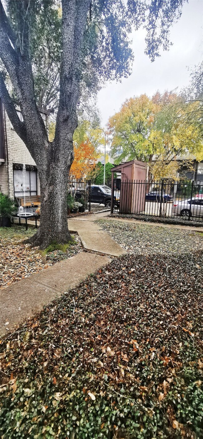 Foto del edificio - 8313 Augustine Dr