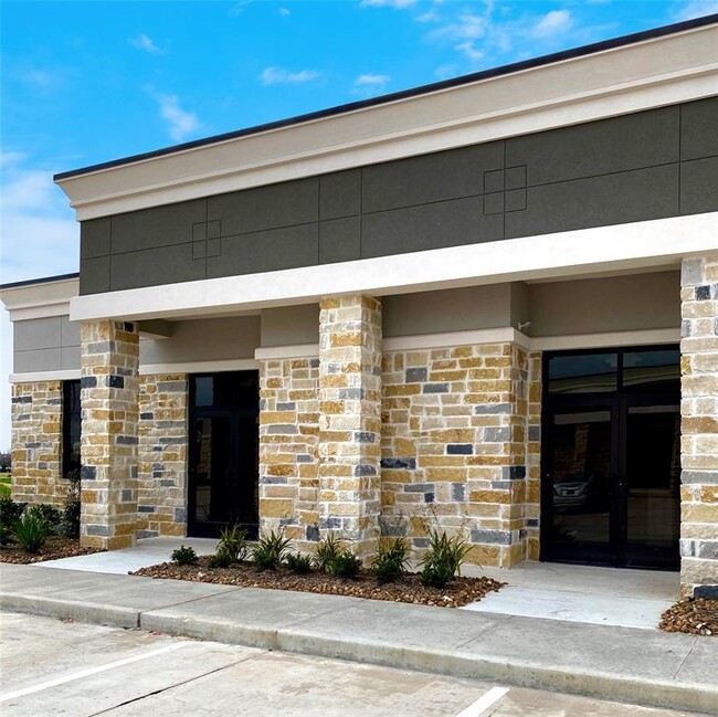 Building Photo - 633 E Fernhurst Dr