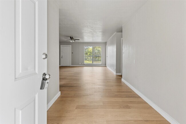 Building Photo - 223 Rush Creek Ln