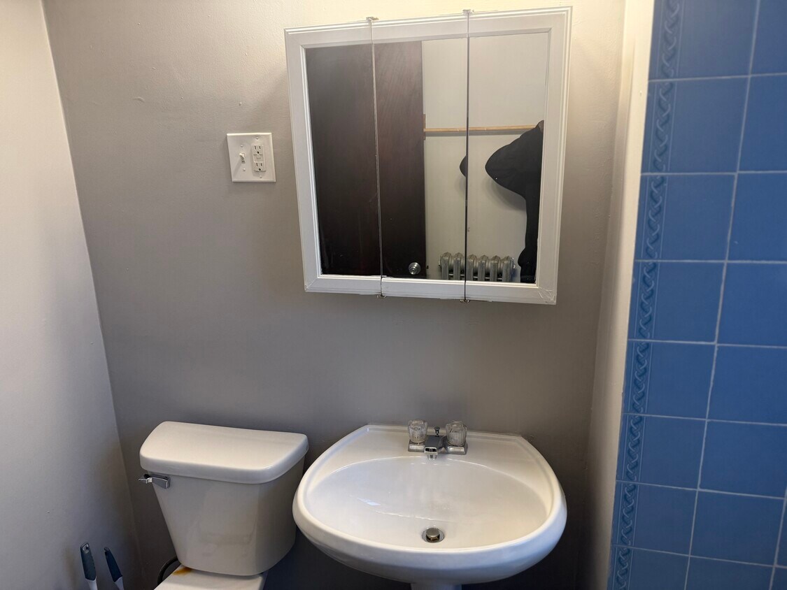 Foto del edificio - 1348 W 83rd St