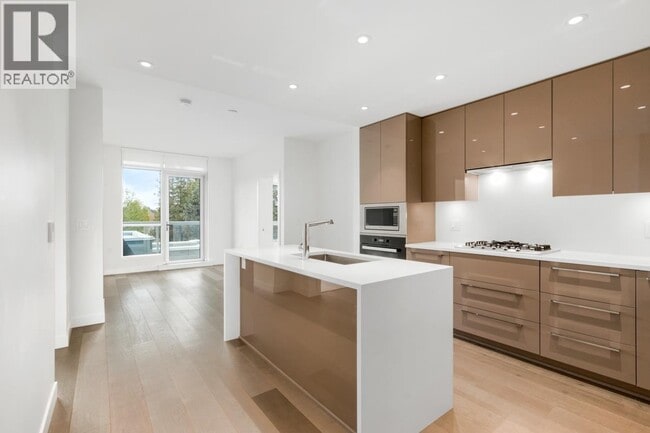 Building Photo - 5189 Cambie St.