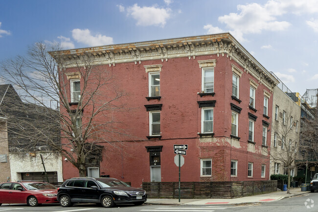 Building Photo - 204 Calyer St
