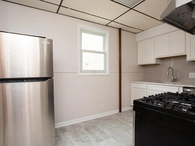 Building Photo - 733 Hudson Ave