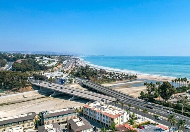 Foto del edificio - 985 Doheny Way