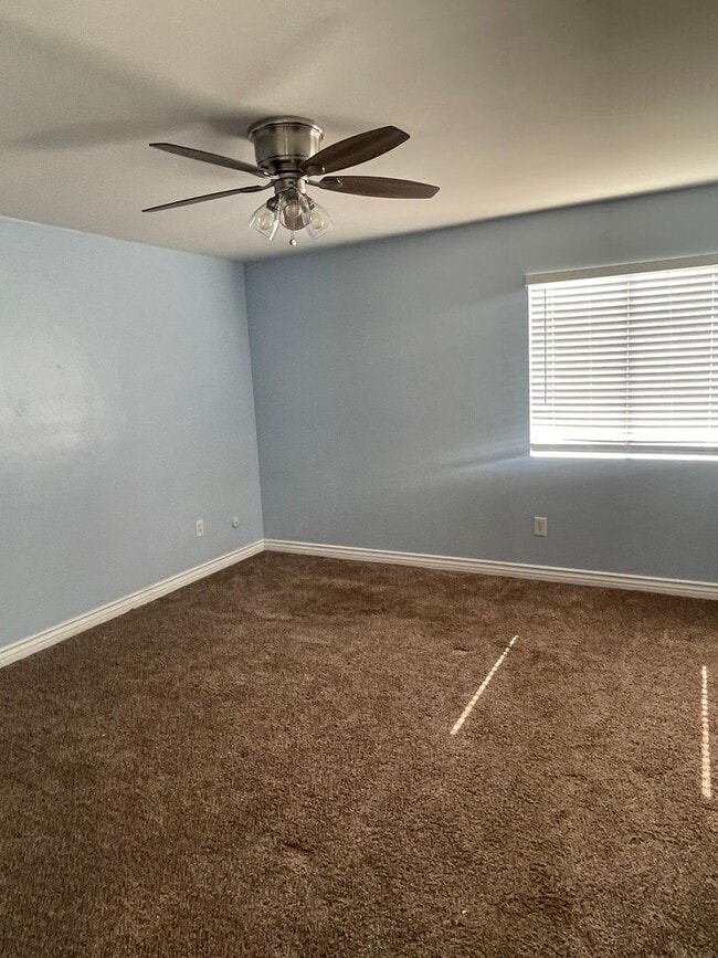 Building Photo - Clean and beautiful Condo!