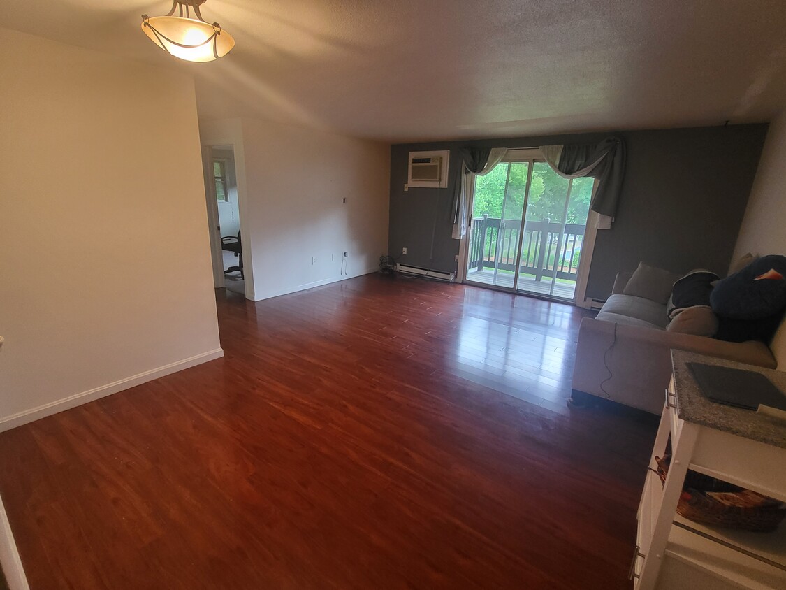 Living and Dining Area - 39 Pleasant St