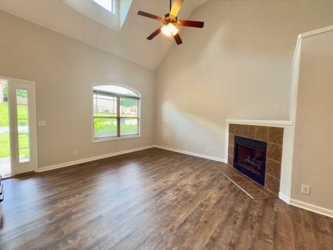 Foto del edificio - 638 Hidden Valley Dr