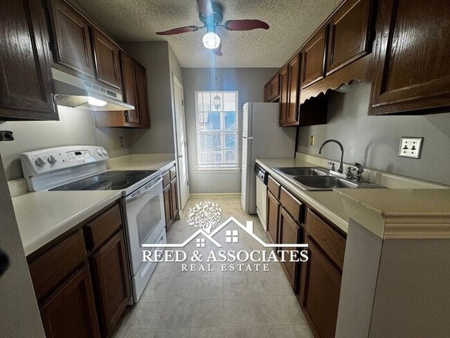 Foto del edificio - 2 Bedroom Town Home Located in Quiet Bartlett Neighborhood!